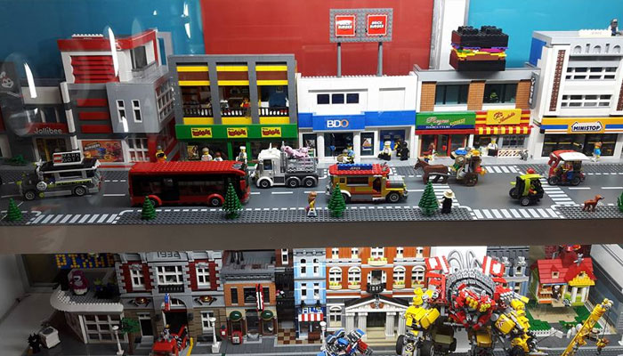 Ресторан с LEGO-бургерами.